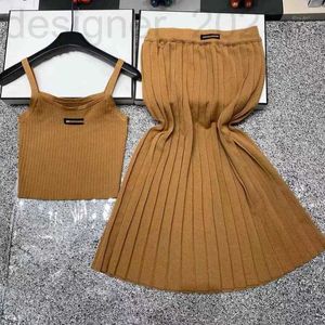 Two Piece Dress Designer 24SS Summer Sticked Fashionable and Stylish Style Slim Fit With Open Navel Letter Logo Suspenderad Tank Top Pleated Half Kirt Set for Women