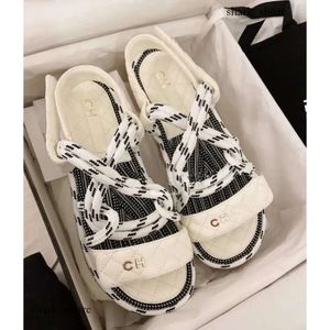 Chanells Sandalet Yeni Lüks Tasarımcı Sandalet Kadın Ayakkabı Örgülü Halat Geleneksel Rahat Gladyatör Marka Markası Slayt Slayt Kadın Ayakkabıları Çok Renkler 209