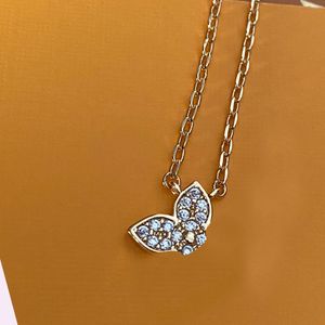 Diamond Flower Letter Pendants Designer Halsband Choker Märke smycken Crystal Necklace Chain Högkvalitativ kopparmän Kvinnlig födelsedagspresenter