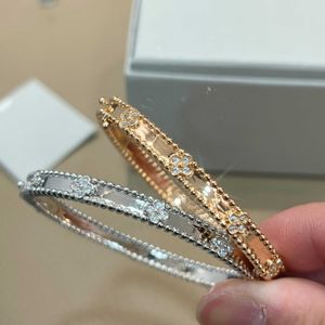 Unikalna bransoletka z paniedowego uroku zaprojektowana dla miłośników bransoletki ze złotym 18 -karatowym małym kwiatem ze wspólnym Vanleyem