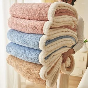Cobertores manto de lã de leite quente com coral de dupla camada espessada para o outono de ar -condicionado de pele de ovelha no inverno