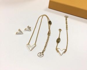 Europe America New Style Jewelry Sets Lady Women Engraved V Initials Essential V Pearlfection Goldcolour Chain Necklace Bracelet 5216182