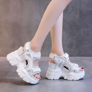 Dicke Sandalen Bottom Muffin Casual Women Sommer 2024 Neigung hochhackige Sportschuhe Lady Innerer Erhöhung Mode Sandalias Sa