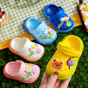 Sandálias de sapatos de bebê de verão para meninas menino mulas de desenho animado sandália infantil infantil produtos jardim 240509