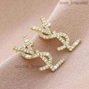 Stud 18K Gold Batied Austrian Crystal Letter Brincos para mulheres Europeias e EUA Popular Brincos de designer simples do casamento Brincho de jóias