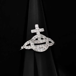 Märke Westwoods Saturn full diamant leende ansikte korsring kvinnlig unik designkänsla planet hög version nagel