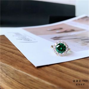 Pierścionki ślubne Korean szmaragdowy złoty pierścionek dla eleganckich kobiet 2023 Luksusowy geometryczny zielony kamień szlachetny regulowany palec panna młoda