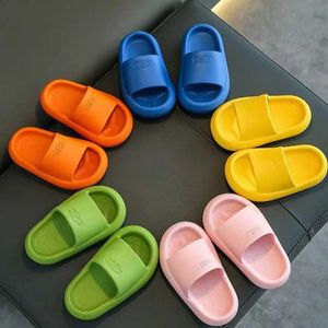 Slipper Summer Ldren Slide Leisure Slimi di colore solido traspirante e non slittamento da bagno spiaggia per bambini morbidi ragazze scarpe da interno H240513