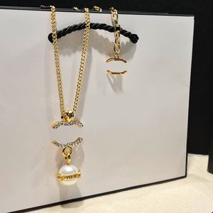 Högkvalitativ designer hängen halsband diamantpärl brev hänge varumärke halsband kedjor män kvinnor 18k guld koppar halsband bröllop smycken gåvor