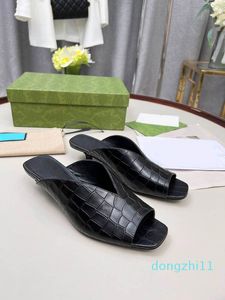 15a Sommer Frauen039S Pantoffeln Sandalen Krokodilabdruck Pumpe Schwarz Leder Slipper Metallic Midheel Sandale Designer Luxus Mode
