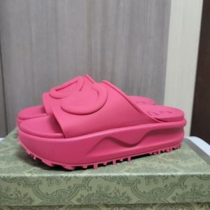Tasarımcı Terlik Sandalet Sandalet Kauçuk Kalın Ter Ters Terlik Yaz Moda Sıcak Satış Mektup Terlikleri Unisex Rahat Diyal Aşınma Terlik