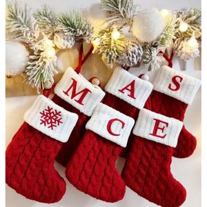 Kırmızı çorap örgü 18x14cm kar tanesi çorap alfabesi 26 harfler Noel ağacı kolye Noel süsleri aile tatili partisi için dekorasyonlar 1101