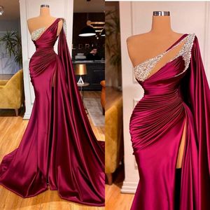 Crystal Beading Arabiska sjöjungfru aftonklänningar ärmlös peplum veck festklänningar sida split röd matta mode prom klänning vestidos 236d