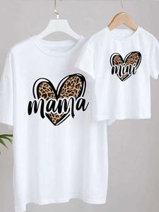 Familjmatchande kläder Fashion Family Look Mama Mini Print T-shirt Mor och dotter kläder Mommy Baby Girls Boys Top Summer Family Matching Outfits T240513