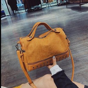 Bolsas de ombro Atli Nubuck Couro Vintage para Mulheres 2024 Bolsas de Luxo Bolsas de Cabelo de Cabelo Color Sólido Bola Messenger