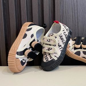 Tenis mångsidiga andningsbara sneakers barn för flickor pojkar icke-halk mjuk sula canvas barn brev småbarn casual skor 240514