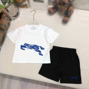 Nya babybanor Flera stilar pojkar sommardräkt barn designer kläder storlek 90-150 cm riddare tryck kortärmade t-shirts och shorts 24 maj