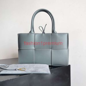 Лучший дизайнер Andiamo Bag Arco Woven Leather Tote Women Fashion Fashion East-West Shopping Comporting Simbag Качество плеча Interccio Woven