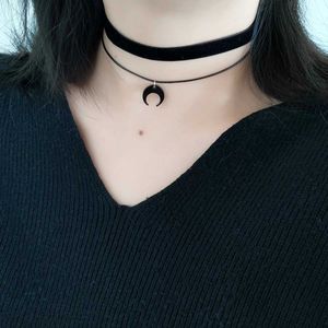 Chokers Sweet and Lovely Black Acrylic Crescent Pendant med Velvet Double Layered Clothing Halsband D240514