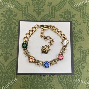 Charm Bracelets 2024 디자이너 팔찌 라이트 고급 유럽 및 미국 레트로 클래식 벌 다이아몬드 팔찌 패션 간단한 생일 선물