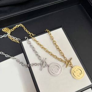 Designer halsband varumärke brev hänge 18k guld silver rostfritt stål choker halsband kedja hängen för vogue män kvinnor bröllop smycken tillbehör