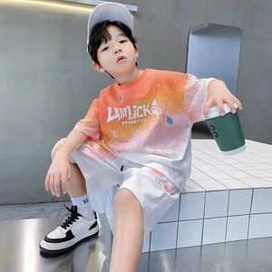 Kläderuppsättningar 2024 Summer Boys and Girls Set Korean Street Fashion Childrens T-shirt Tvåverk Set High Quality Childrens Set New D240514