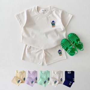 Zestawy odzieżowe Koreańskie dziecko letnie zestaw odzieży haftowany niedźwiedź kolorowy T-shirt+luźne spodenki 2pc torba Baby Girl Ubranie Zestaw D240514