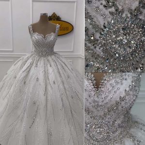 Wspaniałe suknie ślubne piłki kryształowe koraliki spaghetti lśniący bez pleców koronkowy sukienka ślubna modyfikowana szata de specjalna