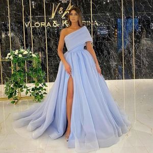 2021 Sky Blue Organza Formella aftonklänningar En axel Sexig sida delad Puff Tulle Long Party Dress A-Line Prom Dresses 2577