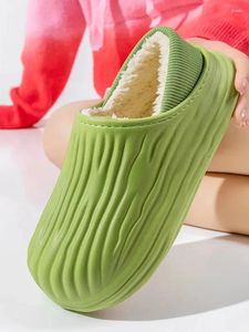 Slippers outono e inverno algodão em casa com pés sentindo casais