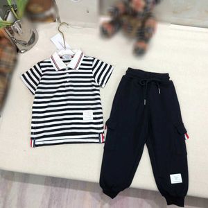 Marke Baby Tracksuits Jungen Sommer-Set Größe 100-160 cm Kinder Designer Kleidung Kontraststreifen Design kurzärmeliges Polo-Hemd und Hosen 24may