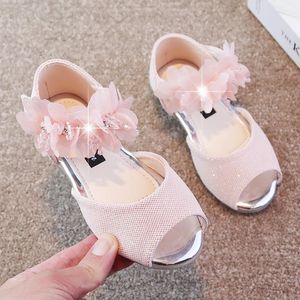 Sandalias Girls Sommer Sandalen Mode Peep-Toe Children Schuhe Pailletten Pailletten Prinzessin Slipper Blumen Mode-Strass-Turnschuhe 240507