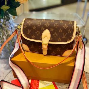 Bolsas de luxo pretas e bolsa feminino Pu Leather Messenger Bag Plaid Female Crossbody Bag Tassel Quilted Brand