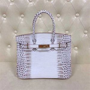 É uma bolsa de designer de moda platina apenas 30. O mesmo crocodilo de couro de vaca portátil portátil One ombro Mensageiro Casual feminino 14ri