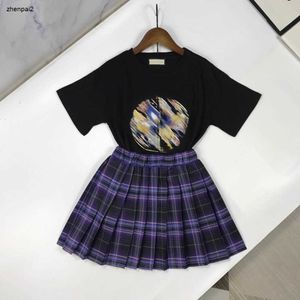 Testes de bebê de luxo Meninas de verão Vestido Crianças Designer Tamanho 120-160 cm Camiseta de design de padrões circulares bordados e saia xadrez de 24 de maio