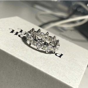 브랜드 Westwoods Little Saturn Full Diamond Ring은 층이있는 행성 링 Heo Riginalr Eplic Nail을 착용하는 동안 여성적이고 정교한 분위기를 발산합니다.