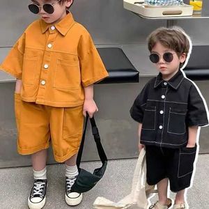 Set di abbigliamento da uomo a maniche corta Top 2022 Summer New Childrens Abbigliamento Shirt Solid Color Shirt Pantaloni Capri Set a due pezzi D240514