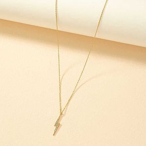 Pendant Necklaces version minimalist and fashionable lightning pendant necklace feminine and trendy with diamond embellishments sweater chain J240514