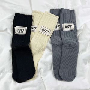 Herrstrumpor 22FW Trendiga varumärkesstrumpor Mens och kvinnor Midlängd Bomull Autumn och Winter 1977 Digital Label Stacking Calf Long Socks Trendy