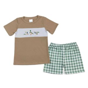 Roupas conjuntos por atacado de crianças camisetas de mangas curtas de mangas curtas pato shorts verdes verdes de roupas de verão bordadas de roupas de menino bordadas d240514