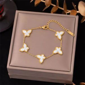 VanClefjewelry vintage Lucky Pendant Necklace Clover Armband för kvinnodesigner 18K Guldpläterad vit Pearl Butterfly Charm Short Chain Choker Jewelry