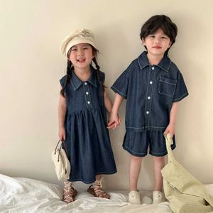 Roupas conjuntos de roupas infantis para crianças jeans de jeans de verão 2024 Novo estilo coreano casual vestido irmãs irmãs roupas de moda d240514