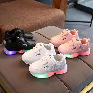 Zapatillas dziecięce buty sportowe Spring Lumous Modna Oddychająca dla dzieci chłopcy siatka dziewczyny LED LED Sneakers z lekkim biegiem 240506