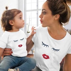 Familj matchande kläder ögonfransar röda läppar trycker kvinnor och barns tshirts roliga familj matchande kläder sommar mor och dotter kläder casual tshirts t240