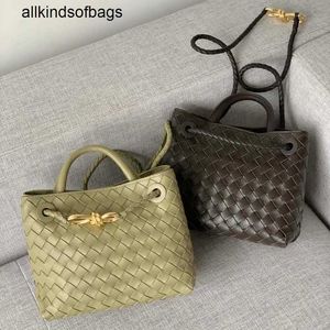 Bottegvenets Handbags andiamos Bags 2024新しいシープスキンフラット交換用アンドアモ手織ブラスノットシングルショルダーハンドヘルドクロスボディレディースバッグFRJ