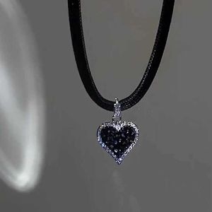 Chokers Jwer Classic Gothic Black Leather Necklace Heart Shaped Pendant Halsband Lämplig för kvinnor Eleganta modesmycken Valentines Day Gift D240514