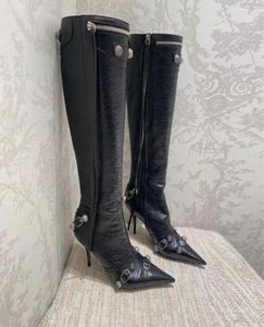 Cagole Lambskin Leather Hinehigh Bootsスタッドバックル装飾されたサイドジップシューズ先のつま先スティレットヒールトールブーツ高級デザイナー5791323
