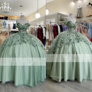 Sage Green Quinceanera Dresses Charro 2023 Se om Top Ball -klänningar för kvinnor från axeln 3D Flowers Floral Spets Tulle Sweet 16 P 278i