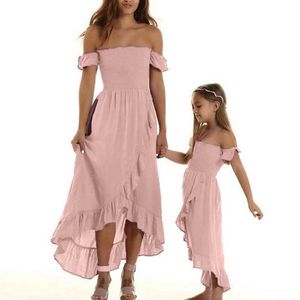 Familienpassende Outfits 3 Farben Familie passende Off-Shoulder-Kleidung für Frauen Mädchen mit gekräuselten Saum fester Knielänge A-Line-Kleid T240513