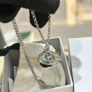 2024 Orecchini di design della collana a ciondolo di nuova moda Orecchini di lusso per la moda per donne Metal Pearl Planet87W